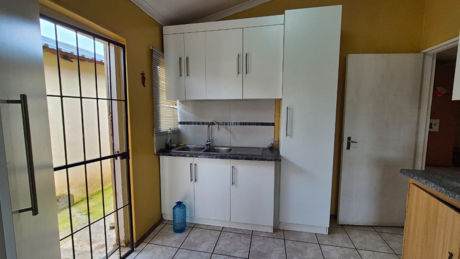 To Let 4 Bedroom Property for Rent in Queenstown Central Eastern Cape